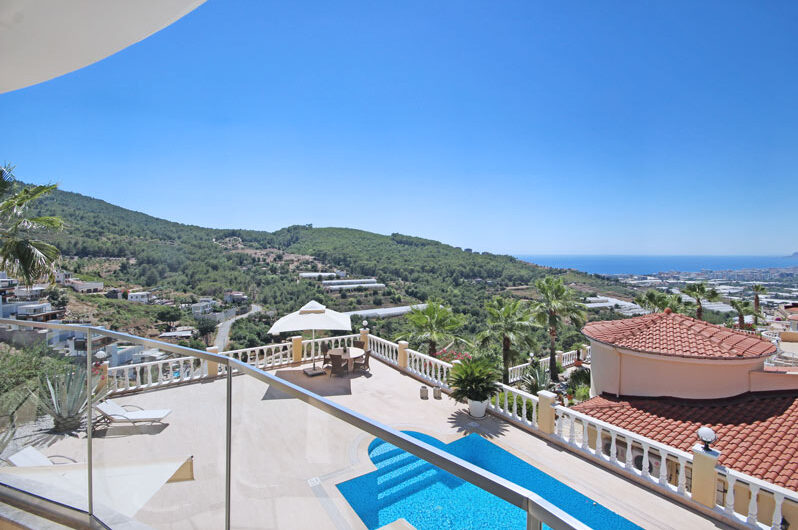 Fully furnished villa with swimming pool for sale in alanya/karğıcak